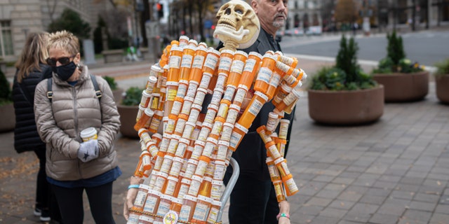 An advocate has sought to raise awareness of opioid addiction with his sculpture "The pill man." 