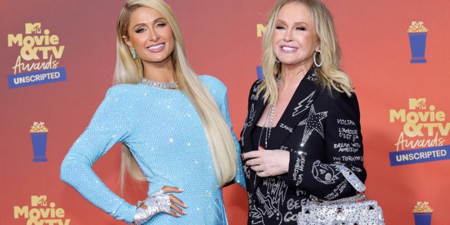 Paris Hilton kinkis oma emale Kathyle uue Chaneli koti, enne kui ta paljastas oma salalapse.