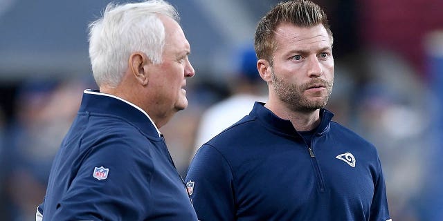 El entrenador en jefe de Los Angeles Rams, Sean McVay, a la derecha, habla con el coordinador defensivo Wade Phillips antes de un partido contra los Baltimore Ravens en el Los Angeles Memorial Coliseum el 25 de noviembre de 2019 en Los Ángeles.