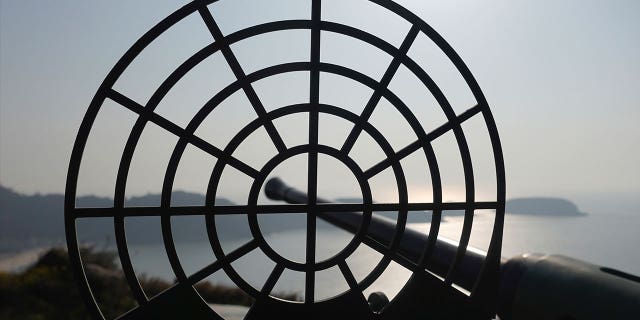 Un antiguo cañón antiaéreo de 40 mm se dirige hacia el mar desde la plataforma de observación en Bijan, parte de las Islas Matsu, Taiwán, el 5 de marzo de 2023. A solo 10 kilómetros de China continental, Matsu se convirtió en una primera línea de defensa para quienes estaban retirándose a Taiwán en 1949 .