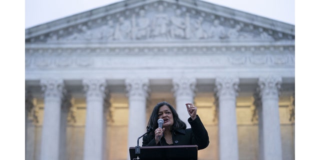 Perwakilan Pramila Jayapal, seorang Demokrat dari Washington, berbicara selama rapat umum untuk mendukung DACA di luar Mahkamah Agung AS di Washington, DC, pada Selasa, 6 Desember 2022. 