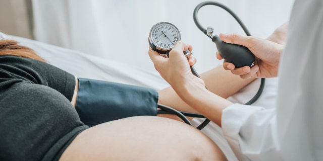 Una donna incinta viene mostrata durante un esame.  Le malattie cardiache sono la principale causa di mortalità materna negli Stati Uniti