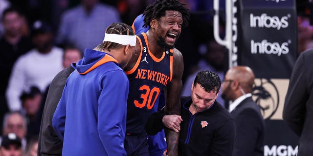 New York Knicks'ten Julius Randle (30), 29 Mart 2023'te New York'ta Madison Square Garden'da Miami Heat'e karşı oynanan bir maçın ikinci çeyreğinde sakatlandıktan sonra yürüyor.