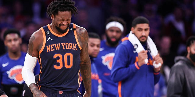 Julius Randle de los New York Knicks después de lesionarse durante el segundo cuarto de un partido contra el Miami Heat en el Madison Square Garden el 29 de marzo de 2023 en la ciudad de Nueva York. 