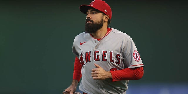 Anthony Rendon de los Angelinos de Los Ángeles antes de un partido contra los Atléticos de Oakland en el RingCentral Coliseum el 4 de octubre de 2022 en Oakland, California. 