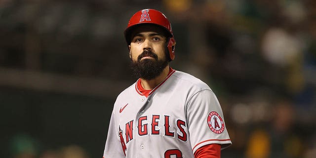 Anthony Rendon #6 de Los Angeles Angels observa durante el partido contra los Oakland Athletics en el RingCentral Coliseum el 4 de octubre de 2022 en Oakland, California. 