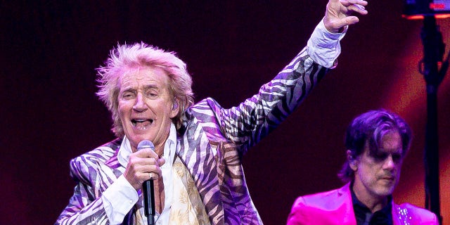 Rod Stewart singing in Melbourne