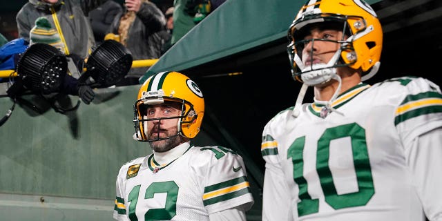 Aaron Rodgers, #12, y Jordan Love, #10, de los Green Bay Packers ingresan al campo antes del partido contra los Tennessee Titans en Lambeau Field el 17 de noviembre de 2022 en Green Bay, Wisconsin. 