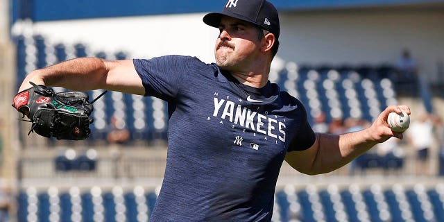 Carlos Rodón de los Yankees de Nueva York lanza durante el entrenamiento de primavera en el George M. Steinbrenner Field el 20 de febrero de 2023 en Tampa, Florida. 