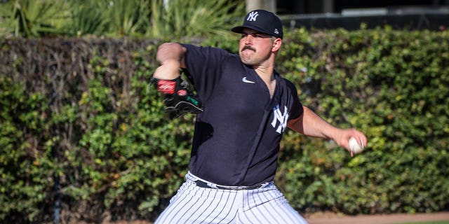 El lanzador de los Yankees de Nueva York, Carlos Rodón, lanza durante la práctica antes de un juego de entrenamiento de primavera contra los Tigres de Detroit en el Estadio Steinbrenner en Tampa, Florida, el 27 de febrero de 2023.