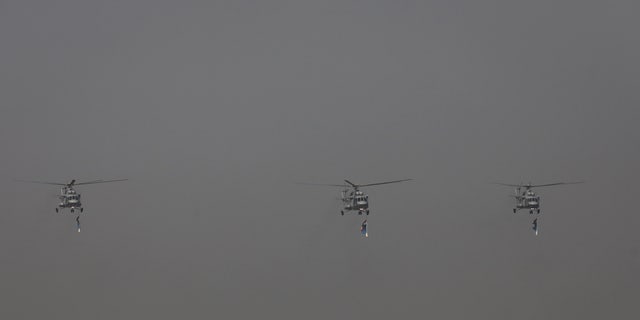 Mi-17 V5 Angkatan Udara India tampil di udara selama parade Hari Angkatan Udara ke-89, di Stasiun Angkatan Udara Hindon di Ghaziabad, India, 8 Oktober 2021. 