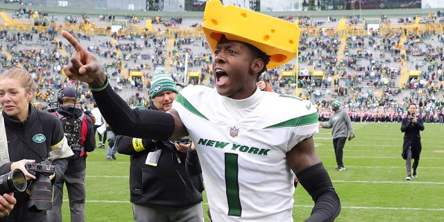 Sauce Gardner de los New York Jets celebra después de que los Jets vencieran a los Green Bay Packers 27-10 en Lambeau Field el 16 de octubre de 2022 en Green Bay, Wisconsin.