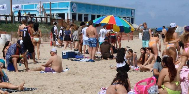 Spring Breakers'i rühmad tõmbuvad South Padre rannas kokku. Lil Wayne ja Steve Aoki on vaid mõned kunstnikud, kes külastavad saart ülikooli kevadvaheajal.