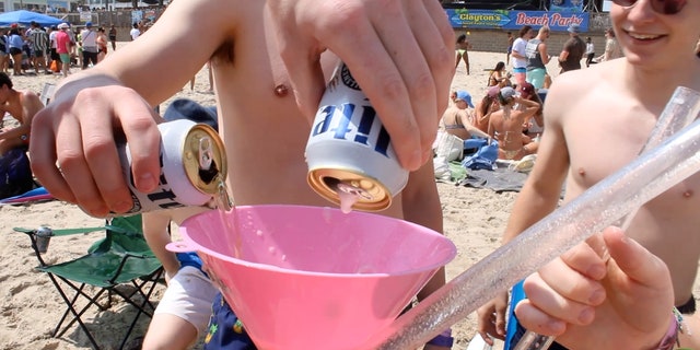 Grupp kolledžipoisse valmistub Lõuna-Padre saare randades oma õlleviljamise oskusi näitama.
