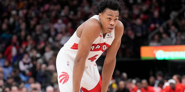 El número 4 de los Toronto Raptors, Scottie Barnes, mira contra los Chicago Bulls durante la segunda mitad de su partido de baloncesto en el Scotiabank Arena el 28 de febrero de 2023 en Toronto.