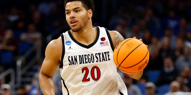 Matt Bradley #20 de los San Diego State Aztecs regatea el balón contra los Charleston Cougars durante la segunda mitad de la primera ronda del Torneo de Baloncesto Masculino de la NCAA en el Amway Center el 16 de marzo de 2023 en Orlando, Florida.