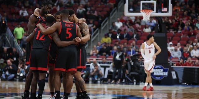 Los San Diego State Aztecs se reúnen antes de un partido contra Alabama Crimson Tide en el Sweet 16 del Torneo de la NCAA en KFC YUM!  Center el 24 de marzo de 2023 en Louisville, Ky. 