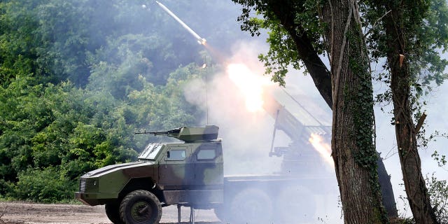 Serbia niega haber suministrado armas a Ucrania 4 Serbia ha negado categóricamente las acusaciones de que ha suministrado armas a las fuerzas ucranianas en el conflicto regional en curso con Rusia.