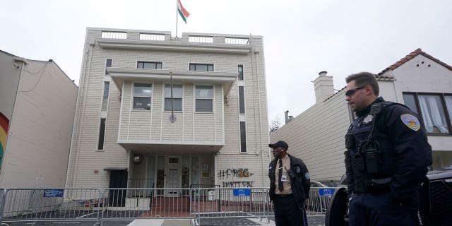 Según los informes, los separatistas sij destrozaron los consulados indios en San Francisco, Londres. 4 Los consulados indios en San Francisco (en la foto) y Londres fueron destrozados durante las protestas de los manifestantes sij.