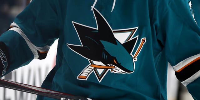 El logotipo de los San Jose Sharks en una camiseta durante un partido contra los Vegas Golden Knights en el SAP Center el 4 de octubre de 2019 en San José, California.