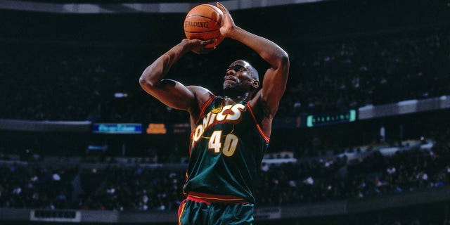 CHICAGO - 18 DE MARZO: Shawn Kemp #40 de los Seattle SuperSonics dispara durante un partido jugado el 18 de marzo de 1997 en el United Center de Chicago, Illinois.