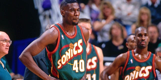 Seattle SuperSonics #40 Shawn Kemp mira alrededor de 1996 en el Arco Arena en Sacramento, California.