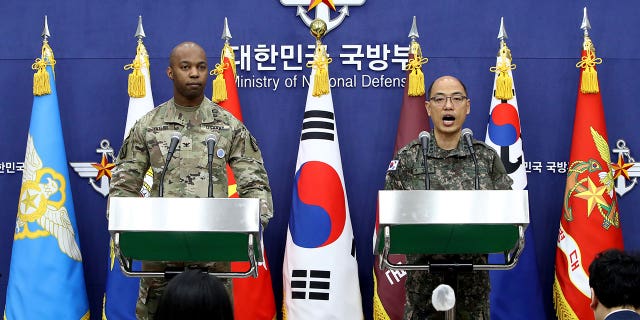 Kolonel Isaac Taylor, kiri, dari Komando Perserikatan Bangsa-Bangsa, Komando Pasukan Gabungan, dan Pasukan Korea Amerika Serikat dan Kolonel Lee Sung-jun dari Kepala Staf Gabungan Korea Selatan menghadiri konferensi pers pada 3 Maret 2023, di Seoul, Selatan Korea. AS dan Korea Selatan akan mengadakan pelatihan gabungan tahunannya bulan ini.