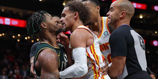 Marcus Smart #36 de los Boston Celtics y Tra Young #11 de los Atlanta Hawks tuvieron un altercado cuando ambos cayeron al piso durante el último cuarto en State Farm Arena el 11 de marzo de 2023 en Atlanta, Georgia. Después de una revisión de video, Young recibió una falta técnica y Smart fue expulsado del juego.