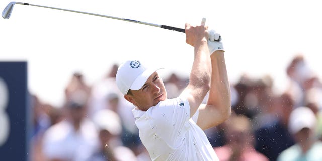 Jordan Spieth de los Estados Unidos juega su tiro desde el tercer tee durante la segunda ronda del Players Championship en el Players Stadium Course en TPC Sawgrass el 10 de marzo de 2023 en Ponte Vedra Beach, Florida. 