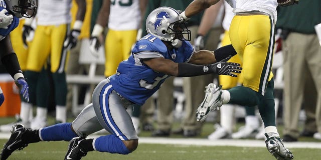 Koren Robinson #81 de los Green Bay Packers intenta redondear un abordaje de Stanley Wilson #31 de los Detroit Lions en Ford Field el 22 de noviembre de 2007 en Detroit, Michigan.  Green Bay ganó el juego 37-26.  