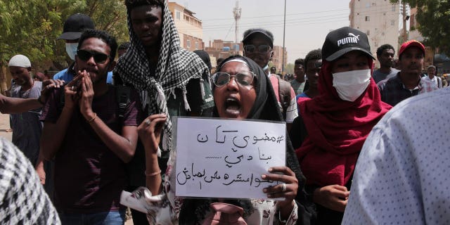 Activistas sudaneses absueltos del asesinato de un agente de inteligencia 4 Ocho activistas a favor de la democracia en Sudán han sido absueltos del asesinato de un agente de inteligencia.