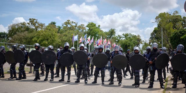 Los manifestantes se reunieron en Paramaribo, Surinam, el viernes, pidiendo la renuncia del presidente Chan Santokhi.