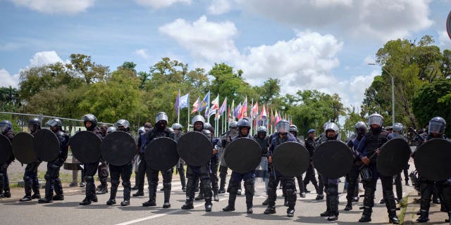 En Surinam, los manifestantes piden la renuncia del presidente 4 Los manifestantes se reunieron en Paramaribo, Surinam, el viernes, pidiendo la renuncia del presidente Chan Santokhi.