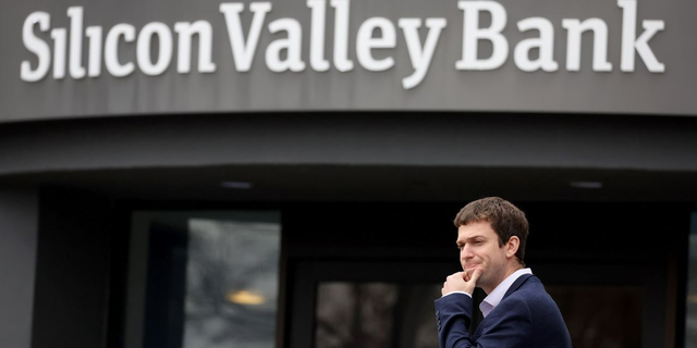 Un client se tient devant le siège social fermé de la Silicon Valley Bank (SVB) le 10 mars 2023 à Santa Clara, en Californie