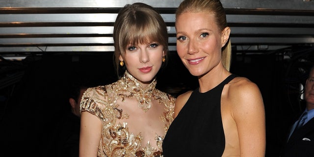 Taylor Swift and Gwyneth Paltrow smiled backstage at the Grammy awards in 2012.