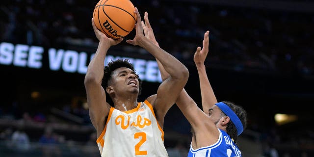 El alero de Tennessee, Julian Phillips (2), dispara mientras el guardia de Duke, Jacob Grandison (13), defiende durante la primera mitad de un juego de segunda ronda del Torneo de la NCAA el sábado 18 de marzo de 2023 en Orlando, Florida.