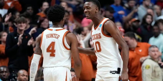 El guardia de Texas, Tyrese Hunter (4), celebra con su compañero de equipo Sir'Jabari Rice (10) en la primera mitad de un partido de baloncesto universitario de segunda ronda contra Penn State en el Torneo de la NCAA, el sábado 18 de marzo de 2023, en Des Moines, Iowa.