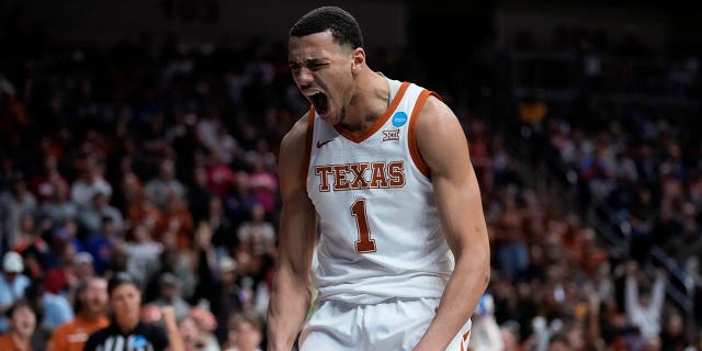 El alero de Texas, Dylan Disu, celebra después de hacer un gol de campo en la segunda mitad de un partido de baloncesto universitario de primera ronda contra Colgate en el Torneo de la NCAA, el jueves 16 de marzo de 2023, en Des Moines, Iowa.