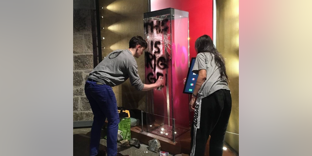 Activistas destrozan monumento a Braveheart en Escocia en una protesta climática 4 Grupo de protesta climática "Esto es falso" Daño la vitrina que sostenía la espada de William Wallace y la reclamó "El gobierno escocés se opone explícitamente a todos los nuevos proyectos de combustibles fósiles en Escocia y está implementando un plan de transición claro para los trabajadores del petróleo."