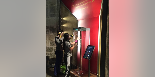 Activistas destrozan monumento a Braveheart en Escocia en una protesta climática 5 Manifestantes climáticos de "Esto es falso" Daño a la pantalla que lleva la espada que se cree que fue utilizada por el héroe nacional escocés William Wallace durante las principales batallas de la Guerra de Independencia de Escocia.