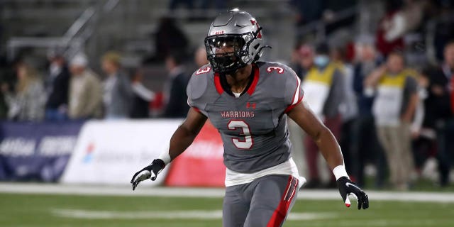 Thompson Warriors back defensivo Tony Mitchell (3) durante el juego del Campeonato Estatal 7A de la Escuela Secundaria de Alabama entre los Central-Phenix City Red Devils y los Thompson Warriors el 1 de diciembre de 2021 en el Protection Stadium en Birmingham, Alabama.  