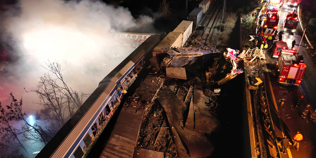 La colisión entre un tren de carga y uno de pasajeros ocurrió cerca de Tempe, a unas 235 millas al norte de Atenas, y resultó en el descarrilamiento de varios de los vagones del tren.