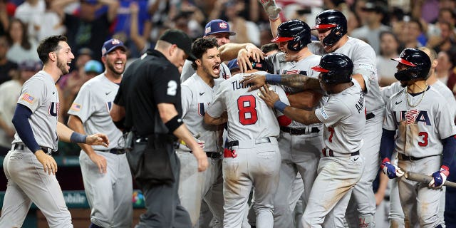 Los miembros del equipo de EE. UU. celebran después de que Trea Turner #8 ganara un grand slam en la octava entrada durante el juego de cuartos de final del Clásico Mundial de Béisbol 2023 entre el equipo de EE. UU. y el equipo de Venezuela en LoanDepot Park el sábado 18 de marzo de 2023 en Miami, Florida. 