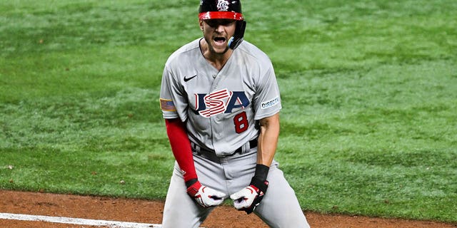 Trea Turner #8 del Equipo de EE. UU. conecta un grand slam en la parte alta de la octava entrada durante el juego de cuartos de final del Clásico Mundial de Béisbol 2023 entre el Equipo de EE. UU. y el Equipo de Venezuela en LoanDepot Park el 18 de marzo de 2023 en Miami, Florida. 