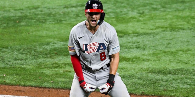 Trea Turner #8 del Equipo de EE. UU. conecta un grand slam en la parte alta de la octava entrada durante el juego de cuartos de final del Clásico Mundial de Béisbol 2023 entre el Equipo de EE. UU. y el Equipo de Venezuela en LoanDepot Park el 18 de marzo de 2023 en Miami, Florida. 