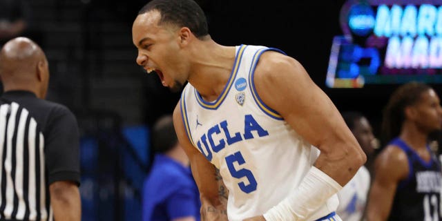 Tyger Campbell #10 de UCLA Bruins observa cómo Amari Bailey #5 de UCLA Bruins reacciona durante la primera mitad de un juego de los Bulldogs de Carolina del Norte-Asheville en la primera ronda del Torneo de Baloncesto Masculino de la NCAA en el Golden 1 Center el 16 de marzo de 2023 en Sacramento, California.