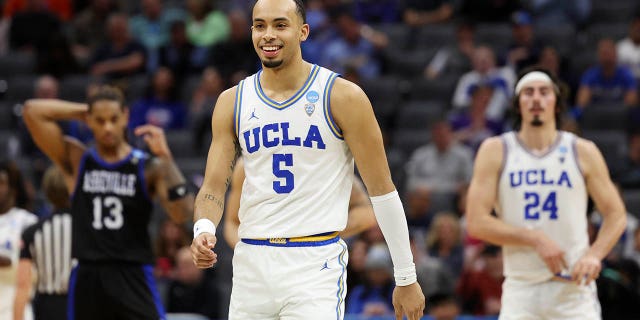 Amari Bailey #5 de los UCLA Bruins reacciona durante la segunda mitad de un juego contra los Bulldogs de Carolina del Norte-Asheville en la primera ronda del Torneo de Baloncesto Masculino de la NCAA en el Golden 1 Center el 16 de marzo de 2023 en Sacramento, CA. 