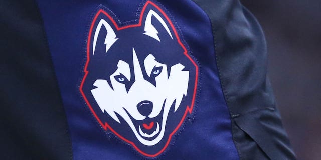 El logotipo de UConn Huskies en un par de pantalones cortos de juego durante un juego contra Providence Friars el 4 de enero de 2023, en el Amica Mutual Pavilion en Providence, Rhode Island.