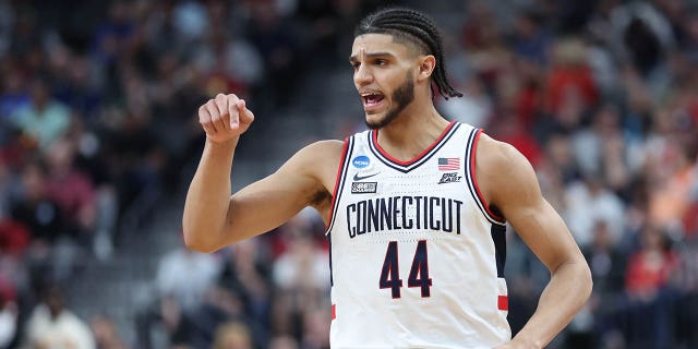 Andre Jackson Jr. #44 de los Connecticut Huskies reacciona después de una clavada durante la primera mitad contra los Arkansas Razorbacks en la ronda Sweet 16 del Torneo de Baloncesto Masculino de la NCAA en T-Mobile Arena el 23 de julio de 2023 en Las Vegas, Nevada. 