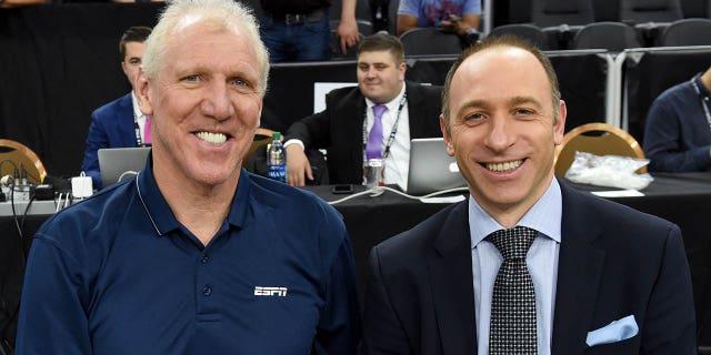 El comentarista deportivo y ex jugador de la NBA Bill Walton, a la izquierda, y el comentarista deportivo Dave Pasch posan antes de transmitir el juego de campeonato del Torneo Pac-12 entre los Arizona Wildcats y los Oregon Ducks en T-Mobile Arena el 11 de marzo de 2017 en Las Vegas.